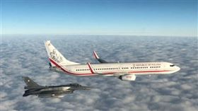 ▲波蘭足球隊征戰世界盃，政府派F-16戰機護送至邊界。（圖／翻攝自Mariusz Blaszczak推特）