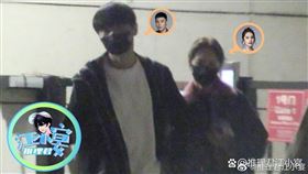 ▲楊丞琳（左）與李榮浩（右）被狗仔拍到，深夜在街頭勾手的甜蜜畫面。（圖／翻攝自 推理君江小宴微博）