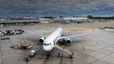 南美航空又傳意外　客機起飛撞車起火2死