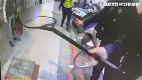 北市李男不滿開單太慢亮刀，遭警員以月牙棒壓制逮捕。（圖／翻攝畫面）