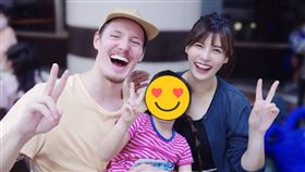 ▲夏宇童（右）在社群突發全家福，網友見孩子爸不是孫協志嚇壞。（圖／翻攝自 夏宇童臉書）