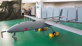 銳鳶I型無人機（3）國防部15日安排媒體參訪國家中山科學研究院航空研究所，展示軍用無人機發展實力，圖為媒體近距離拍攝銳鳶I型無人機。中央社記者徐肇昌攝  111年11月15日