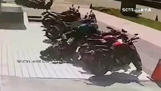 重機回原廠骨牌式撞倒　網笑：賀成交3台