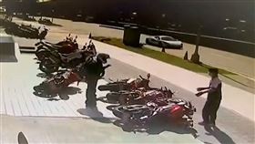 曾姓男子騎大型重機回廠保養，停車時因重心不穩倒車，還波及3輛大型重機。（圖／民眾提供）