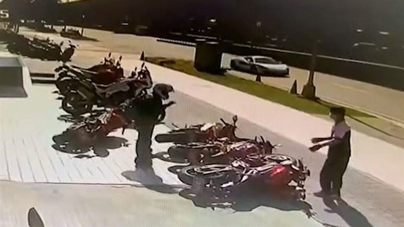 男騎大型重機重心不穩　倒車還波及3輛