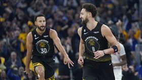 ▲柯瑞（Stephen Curry）和湯普森（Klay Thompson）聯手砍進9顆三分球。（圖／美聯社／達志影像）