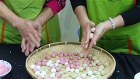 國產米食嘉年華16日總統府前廣場登場（2）農委會16、17日將在總統府前北廣場舉辦「國產米食嘉年華」，15日召開記者會，現場搓湯圓，宣傳活動。中央社記者徐肇昌攝  108年2月15日