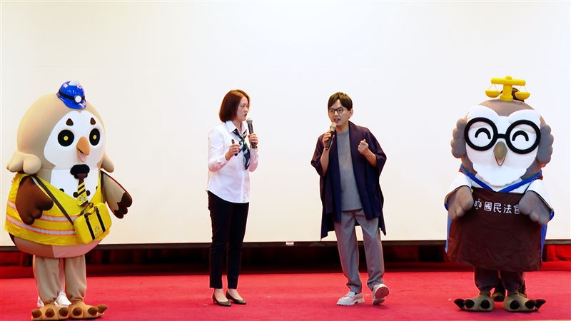 黃子佼偕同國民法官吉祥物,上台分享開箱國民法庭心得。(圖/記者羅正輝攝影)