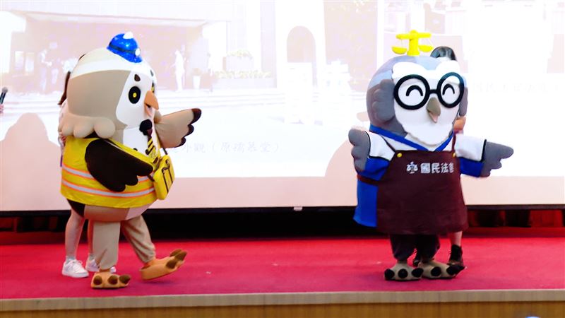 兩隻可愛貓頭鷹寶寶首次合體亮相。(圖/記者羅正輝攝影)