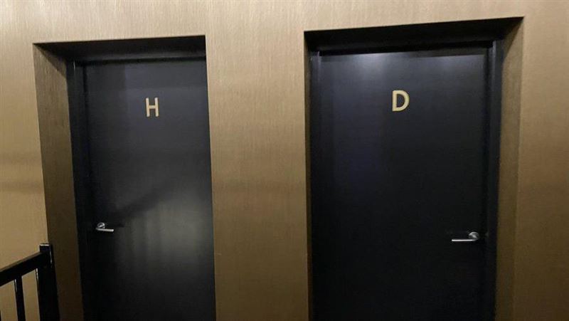 公廁門寫H、Ｄ　他尿急崩潰：哪間是男廁
