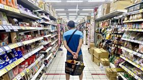 台經院估2023台灣經濟成長2.91%（2）台灣經濟研究院11日舉辦2023年景氣展望與產業趨勢研討會，會中發布經濟預測，估台灣今、明年經濟成長率分別為3.45%、2.91%，並預測明年消費者物價上漲率（CPI）回落至1.95%。圖為高雄民眾到鳳山區一處賣場採買民生用品。中央社記者董俊志攝　111年11月11日