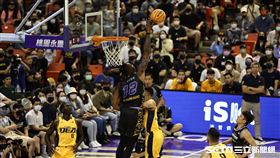 ▲桃園永豐雲豹主場開幕戰，「魔獸」霍華德（Dwight Howard）送出T1生涯第1次火鍋。（圖／記者劉彥池攝影）