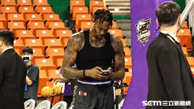 ▲桃園永豐雲豹主場開幕戰，「魔獸」霍華德（Dwight Howard）賽前在IG發文。（圖／記者劉彥池攝影）