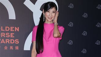 黑木瞳超閃桃紅秀美腿！網讚：日本陳美鳳