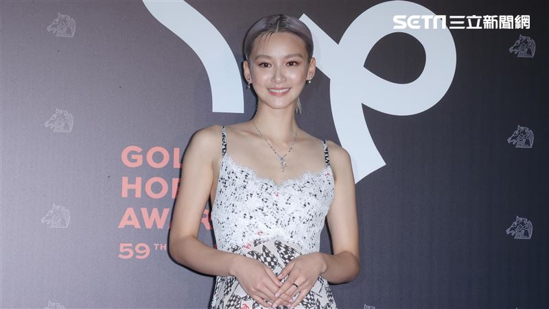 金馬紅毯／文青女神露酥胸　洩雪白春光