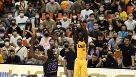 ▲中信特攻阿巴西在「魔獸」霍華德（Dwight Howard）防守下投進三分球。（圖／記者劉彥池攝影）