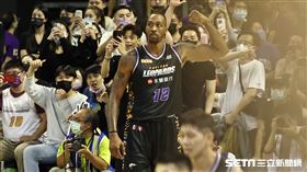 ▲桃園永豐雲豹主場開幕戰，「魔獸」霍華德（Dwight Howard）激勵自己。（圖／記者劉彥池攝影）