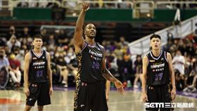 ▲桃園永豐雲豹主場開幕戰，「魔獸」霍華德（Dwight Howard）罰球。（圖／記者劉彥池攝影）