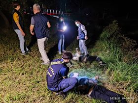 ▲台南永康工業區驚傳命案，19日晚間，有民眾在工業區內一處滯洪池，發現一對男女浮屍警消將2具遺體打撈起來後，發現遺體雙手雙腳都被綑綁。（圖／翻攝畫面）