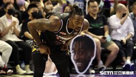 ▲桃園永豐雲豹主場開幕戰，「魔獸」霍華德（Dwight Howard）回防。（圖／記者劉彥池攝影）
