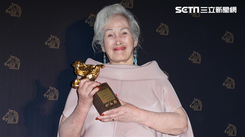 74歲素人奪女配角　喜獲金馬獎座笑喊好重
