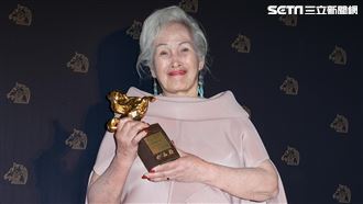 74歲素人奪女配角　喜獲金馬獎座笑喊好重