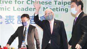 APEC峰會落幕  張忠謀出席國際記者會2022亞太經濟合作會議（APEC）領袖峰會19日在泰國曼谷順利落幕，台灣領袖代表張忠謀（中）出席國際記者會說明成果，入場時向媒體揮手致意。中央社記者王騰毅攝  111年11月19日