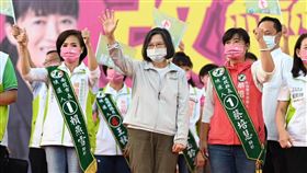 蔡英文為蔡培慧賴燕雪站台身兼民主進步黨主席的總統蔡英文（前中）19日出席民進黨南投縣長候選人蔡培慧（前右）的「南投升級團結前行」造勢大會，呼籲民眾投票支持蔡培慧以及南投市長候選人賴燕雪（前左）。（蔡培慧競選總部提供）中央社記者吳哲豪傳真  111年11月19日