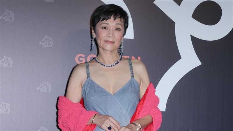 快幫忙找找！張艾嘉項鍊一大顆藍寶石掉了