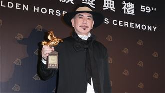 黃秋生奪影帝牽他上台淚崩　喊話已逝母親
