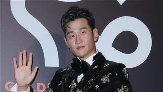 周興哲奪下第1座金馬　台上告白趙岱新