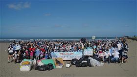 清出198公斤垃圾！華航號召300員工家眷淨灘　「手」護美麗海灣,華航提供