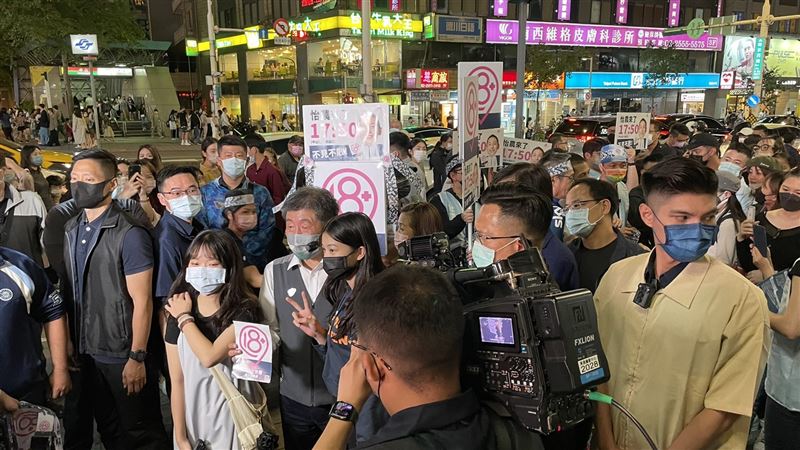 誰說年輕人不挺陳時中！夯到原地辦合照會