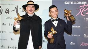 黃秋生（左）和《白日青春》導演劉國瑞（右）擒拿金馬。（圖／記者邱榮吉攝影）