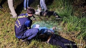 ▲台南永康工業區驚傳命案，19日晚間，有民眾在工業區內一處滯洪池，發現一對男女浮屍警消將2具遺體打撈起來後，發現遺體雙手雙腳都被綑綁。（圖／翻攝畫面）