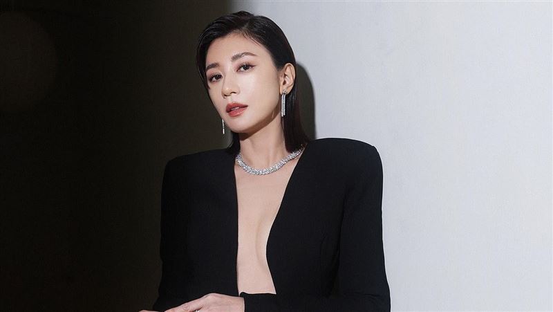 賈靜雯金馬獎從上開到下！美到設計師轉發