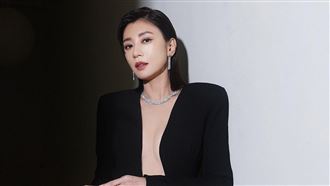 賈靜雯金馬獎從上開到下！美到設計師轉發