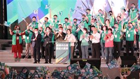 民進黨台中聯合造勢  正副總統行政院長皆到場民進黨19日晚間在台中舉辦中彰投苗縣市長候選人聯合造勢晚會，黨主席蔡英文（前左4）、副總統賴清德（前左2）與行政院長蘇貞昌（前右2）齊聚一堂，全力拉抬選情。中央社記者蘇木春攝 111年11月19日