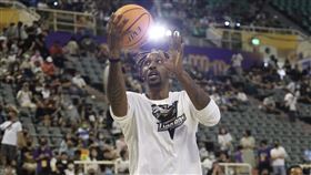 霍華德在台首秀繳準大三元（2）眾所期待的超級洋將「魔獸」霍華德（中）19日首秀沒讓球迷失望，他展現全能身手繳出準大三元成績單，率T1聯盟桃園永豐雲豹延長賽以120比115擊敗新北中信特攻隊。圖為霍華德賽前暖身練球。中央社記者吳家昇攝  111年11月19日