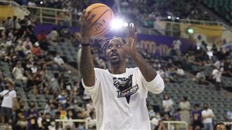 阿嬤沒錯！在台灣魔獸打得跟魔術強森一樣