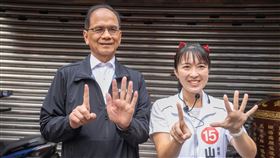 立法院長游錫堃今（20）特別現身板橋朝陽市場，替親自栽培的子弟兵山田摩衣站台。（圖／山田摩衣競辦提供)