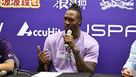 ▲桃園永豐雲豹主場開幕戰，「魔獸」霍華德（Dwight Howard）出席賽後記者會。（圖／記者劉彥池攝影）