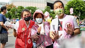 選舉倒數6天，顏若芳請來資深媒體人鍾年晃，一大早就在濱江外灘市場合體掃街。（圖／翻攝自顏若芳臉書）


