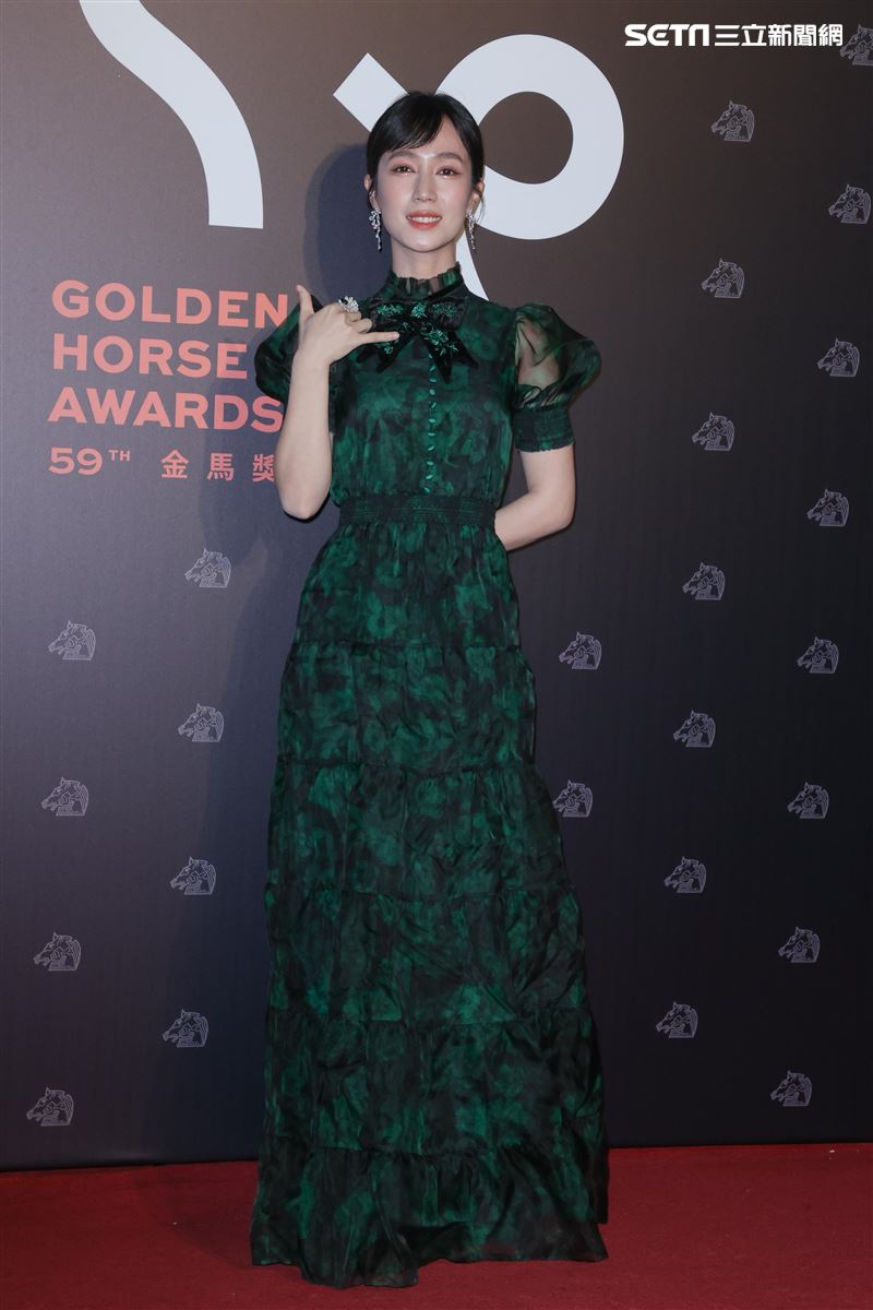 金馬59黃瀞怡（小薰）綠色禮服走紅毯。（記者邱榮吉、楊澍/攝影）