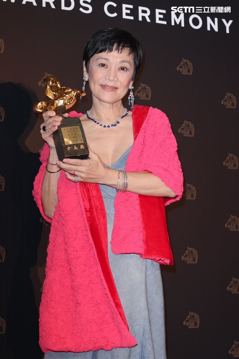 金馬59張艾嘉拿影后。（記者邱榮吉、楊澍/攝影）