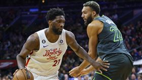 ▲恩比德（Joel Embiid）（左）轟下全場最高32分，76人仍不敵灰狼，送給對方3連勝。（圖／美聯社／達志影像）