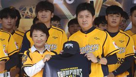 中信兄弟封王遊行　盧秀燕：是台中的城市英雄中華職棒中信兄弟隊今年完成2連霸，20日在台中舉行「封王遊行感謝祭」，早上10時30分先在台中市政府前廣場「封王慶祝」，台中市長盧秀燕（前左）致詞表示，「謝謝中信兄弟，你們是我們台中的城市英雄。」中央社記者張新偉攝　111年11月20日