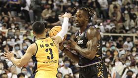 T1永豐雲豹對決中信特攻（1）T1聯盟桃園永豐雲豹隊19日進行主場開幕戰，雲豹陣中洋將「魔獸」霍華德（右）初亮相成各界關注焦點，首節場上一度遭特攻陣中林秉聖（左）抄球。中央社記者吳家昇攝  111年11月19日