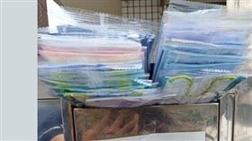網友分享一戶人家的信箱被競選口罩塞滿。（圖／翻攝自爆廢公社二館臉書）