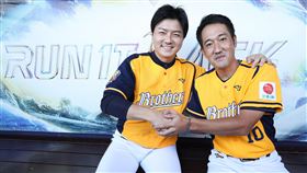 平野惠一首度參與封王遊行　應會續留兄弟中華職棒中信兄弟隊20日在台中舉行封王遊行，日籍教練平野惠一（右）首度參與，對摩托車包圍印象深刻，總教練林威助（左）透露平野惠一明年應該會續留。中央社記者張新偉攝　111年11月20日